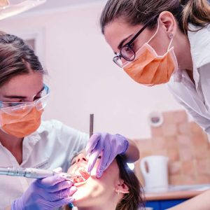 Découvrez la nouvelle loi sur l'adoption des assistants dentaires de Assistant dentaire de niveau 2 : adoption de la loi