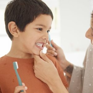 Évitez les caries à l'âge adulte : supervisez le brossage Superviser le brossage dentaire des enfants éviterait les caries à l’âge adulte