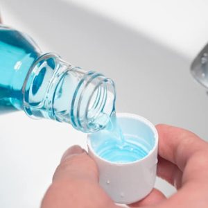 Alerte Cancer : Bains de bouche à l'alcool - Le Certains bains de bouche à l’alcool augmenteraient le risque de cancer