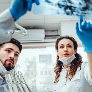 Chirurgien-Dentiste: CDF indigné par l'Assurance Maladie! Simplification choc! Les CDF s’indignent de la simplification du titre de chirurgien-dentiste par l’Assurance maladie